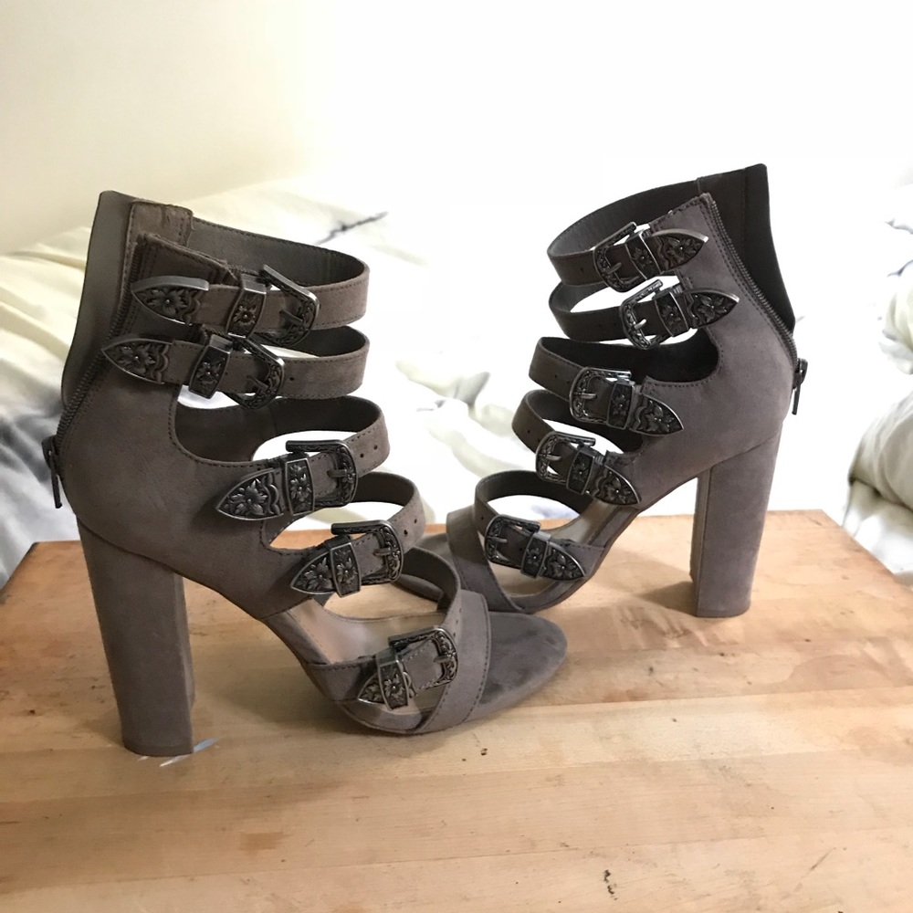 Strapped pumps size 7.5